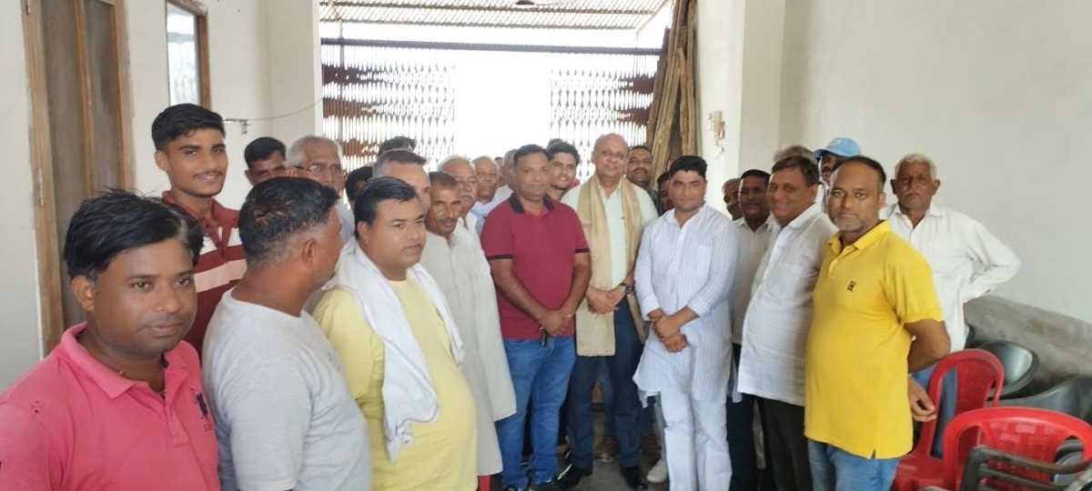 रबूपुरा : ग्रामीणों ने किया पूर्व डीएम बीएन सिंह का स्वागत